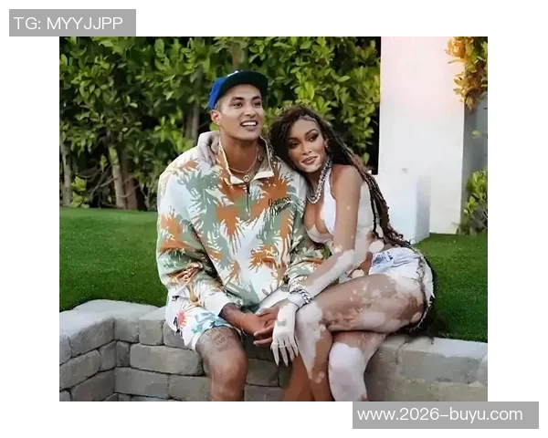 库兹马的超模女友分享观赛美照与对的人甜蜜恋爱令人羡慕